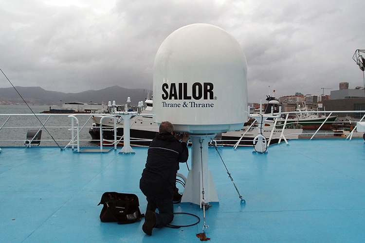 VSAT Sailor 900